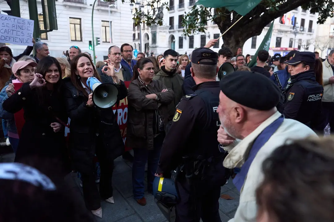 La portavoz de Vox en la Asamblea de Madrid, Isabel Pérez Moñino, interviene con un megáfono