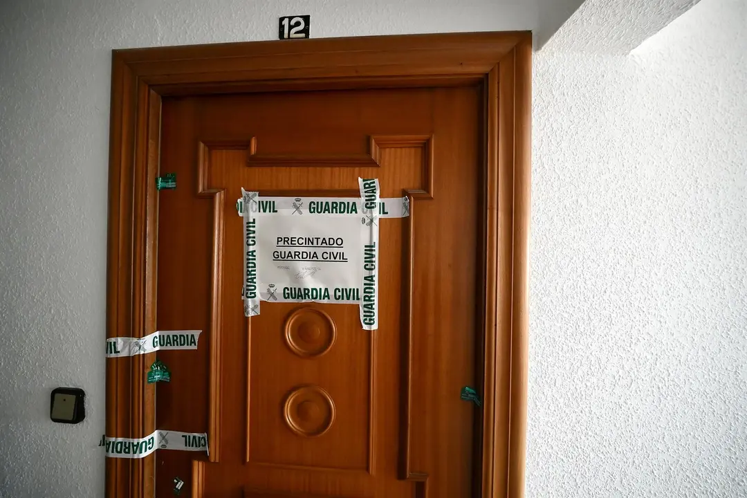Puerta de la vivienda precintada por la Guardi Civil