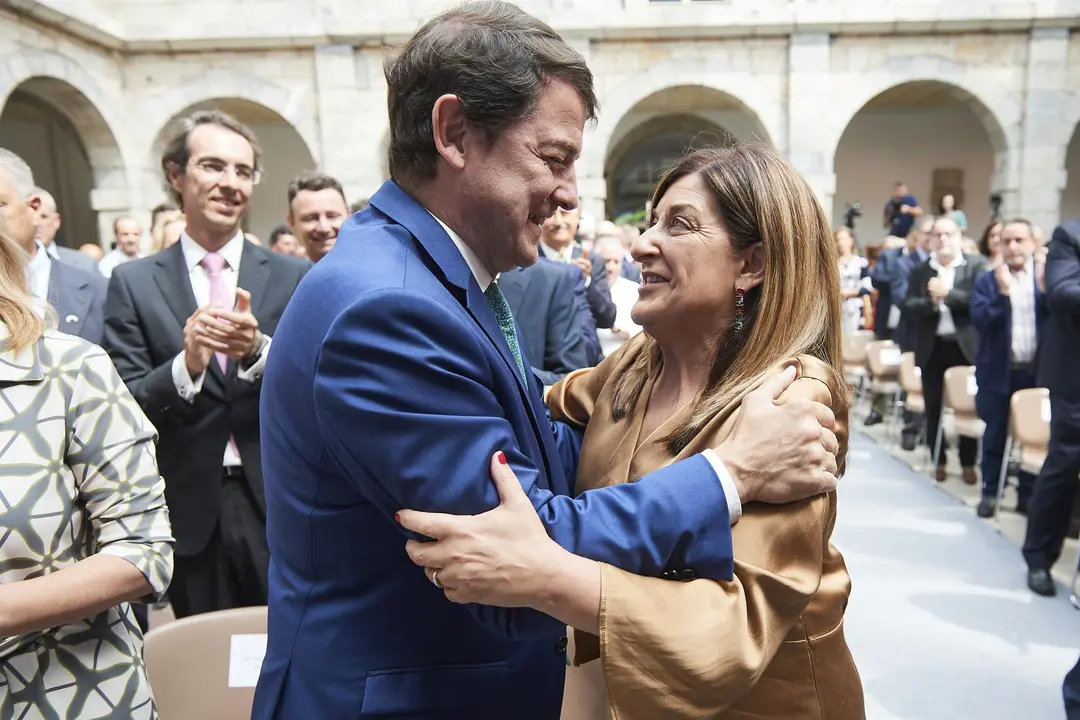El presidente del PP de Castilla y León, Alfonso Fernández Mañueco junto a la presidenta de Cantabria, María José Sáenz de Buruaga