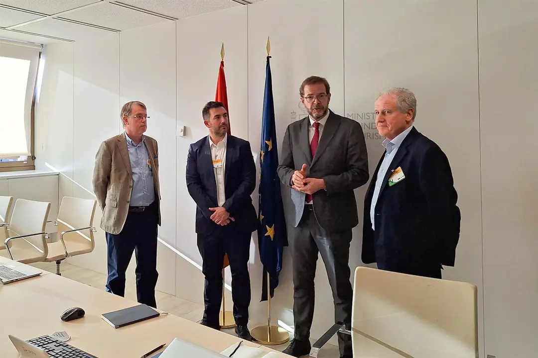 El consejero de Industria, Empleo, Innovación y Comercio, Eduardo Arasti, participa en el grupo de trabajo con representantes del Ministerio y Solvay