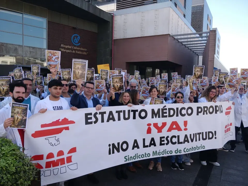 Concentración de médicos y estudiantes la semana pasada en Valdecilla
