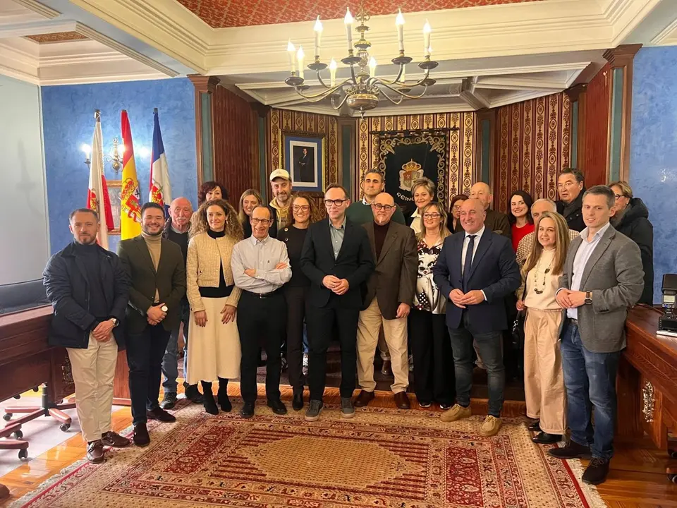 Foto de familia tras la moción de censura de PSOE y PRC en Reinosa contra el PP, que ha convertido a Sergio Balbontín en nuevo alcalde