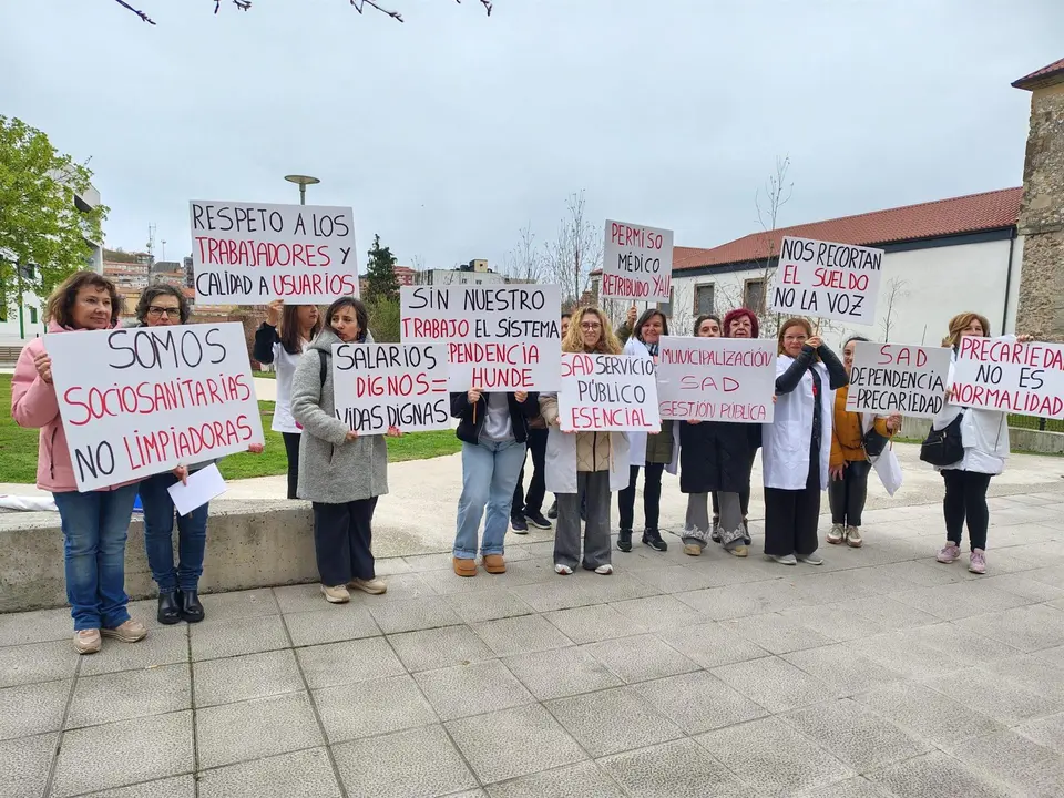 Imagen de la concentración de trabajadoras del Servicio de Ayuda a en el Parlamento este lunes