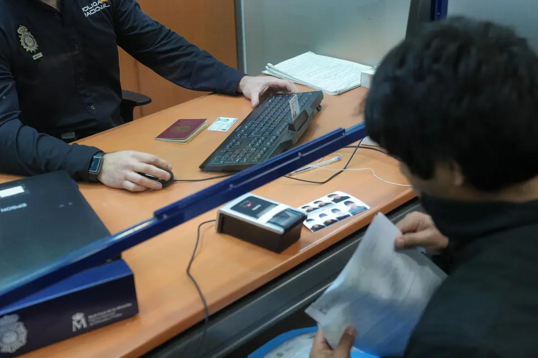 Una persona migrante realiza trámites de extranjería