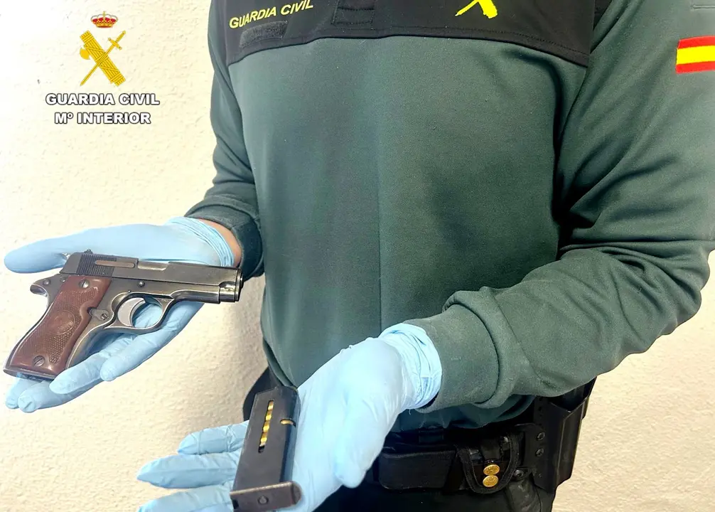 Detenido en Cartes un hombre con una pistola y buscado por una agresión con arma blanca