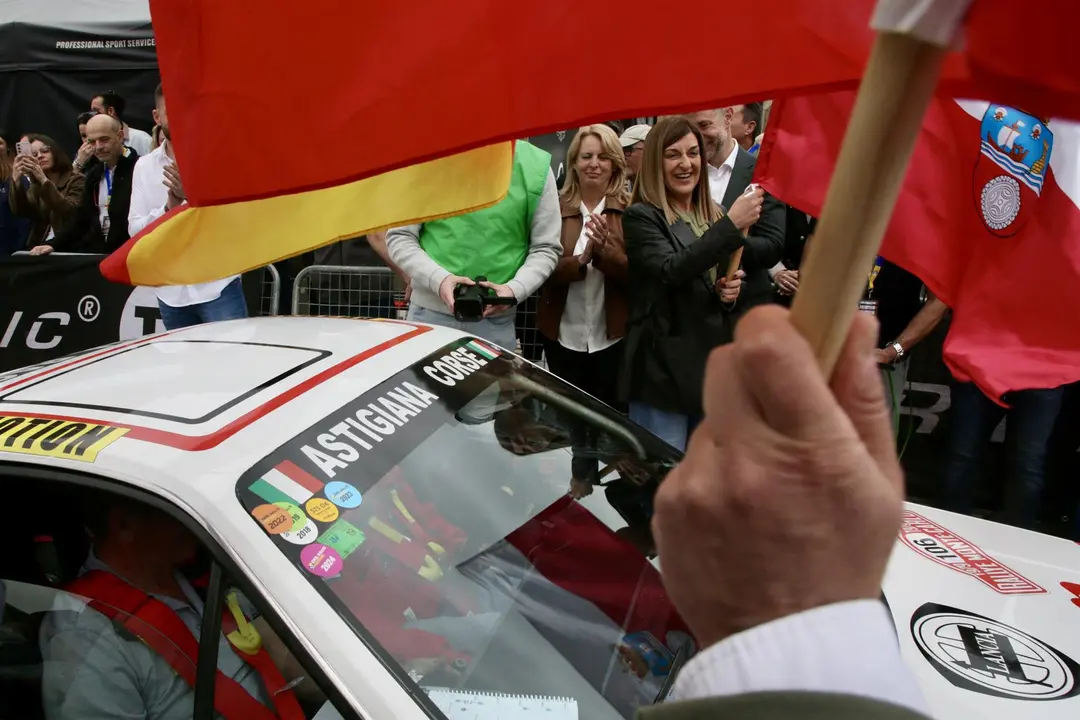 La presidenta, María José Sáenz de Buruaga, da la salida al Rallye Festival de Hoznayo