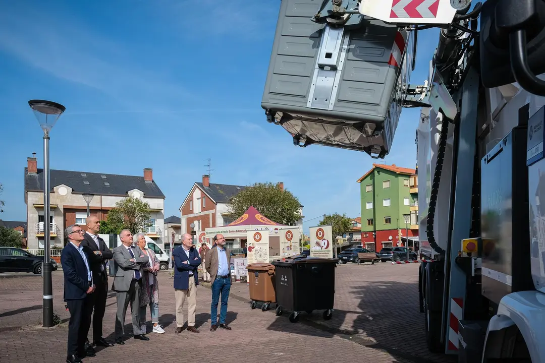 El consejero de Medio Ambiente, Roberto Media, y el alcalde, Javier López Estrada, entre otros, en el acto de inicio de recogida del contenedor marrón en Torrelavega
