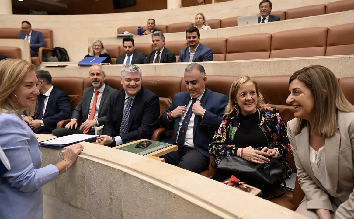 La presidenta de Cantabria, María José Sáenz de Buruaga, junto a varios consejeros y a la presidenta del Parlamento, María José González Revuelta, al inicio del pleno de aprobación de los Presupuestos Generales de Cantabria
