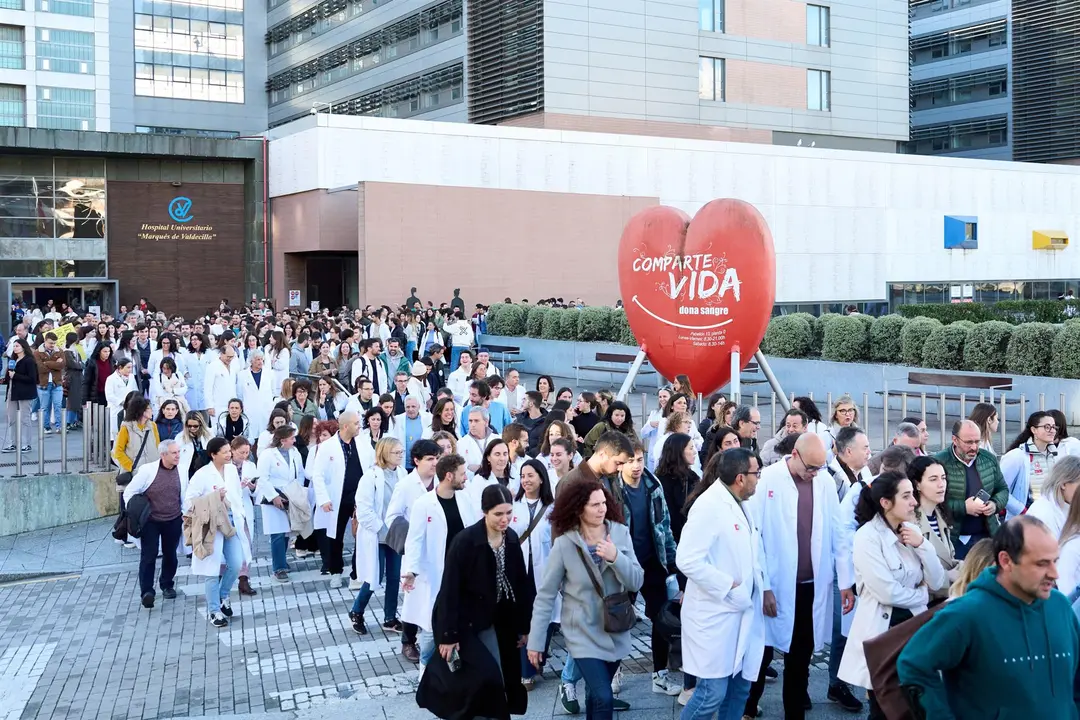 Decenas de médicos durante una concentración convocada por el Sindicato Médico contra el Estatuto Marco propuesto por el Ministerio de Sanidad