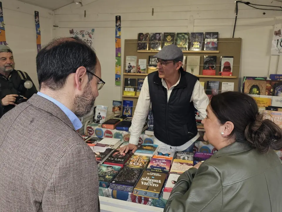 Los concejales José Luis Urraca y Esther Vélez en la inauguración de la Feria del Libro 'Libreando' 