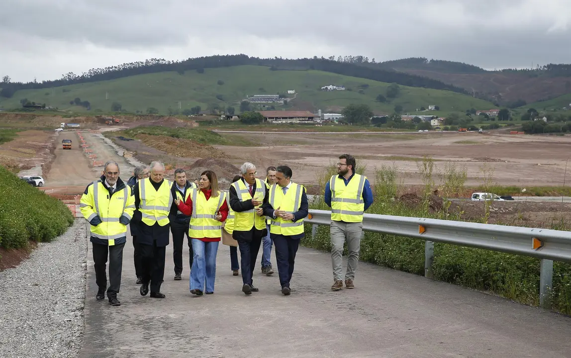Archivo - La presidenta de Cantabria, María José Sáenz de Buruaga, visita las obras del centro logístico de La Pasiega. 