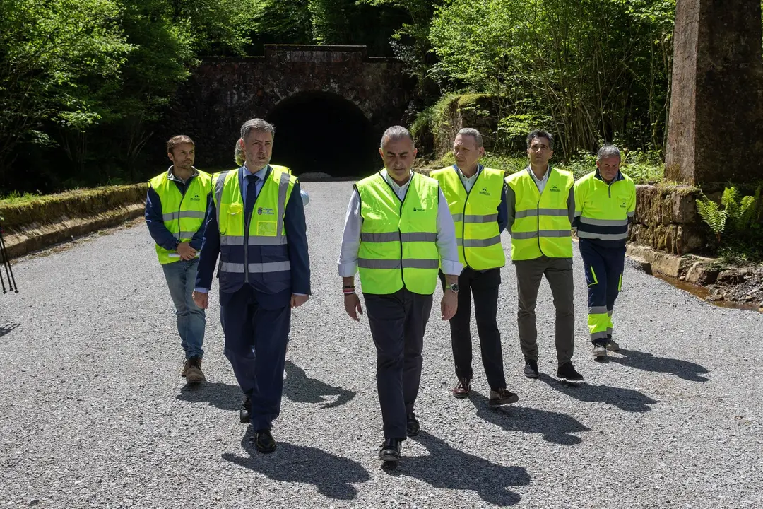 Visita de los consejeros de Turismo y Fomento a las obras de la vía verde de La Engaña 