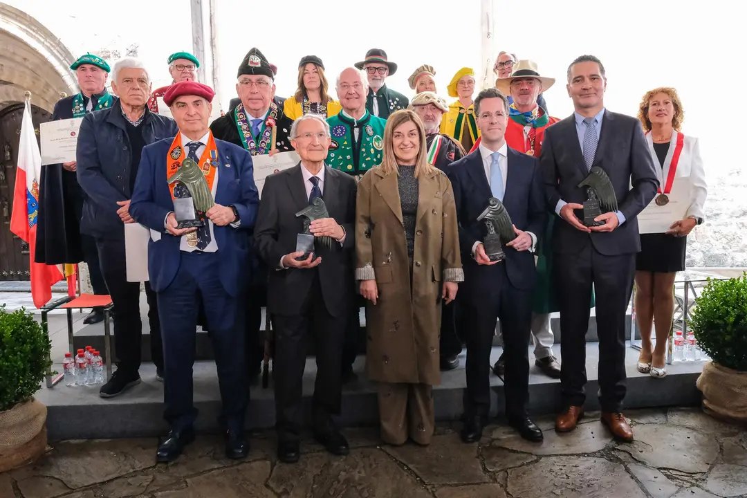 Foto de familia de los galardonados en los Premios Beato de Liébana 