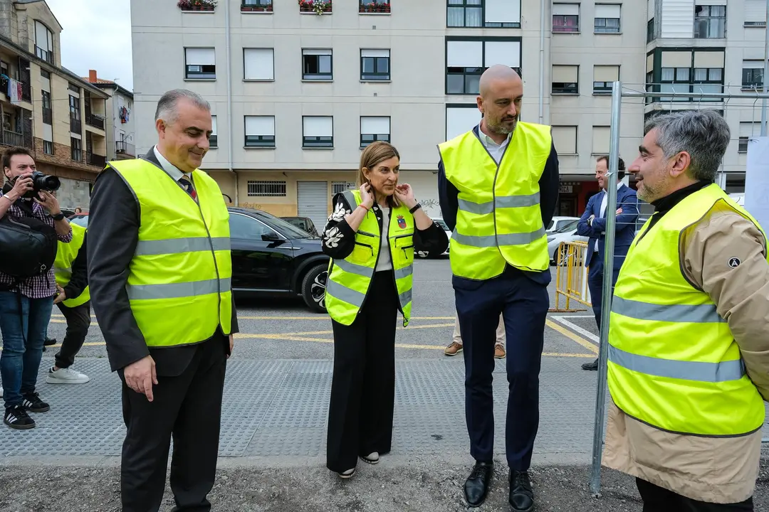 La presidenta de Cantabria, María José Sáenz de Buruaga, y el alcalde de Torrelavega, Javier López Estrada, en el acto de inicio de las obras de construcción de 15 viviendas públicas en El Zapatón 