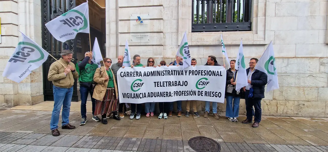 Concentración ante la sede de la AEAT para reclamar mejoras laborales, como que la vigilancia aduanera sea profesión de riesgo 