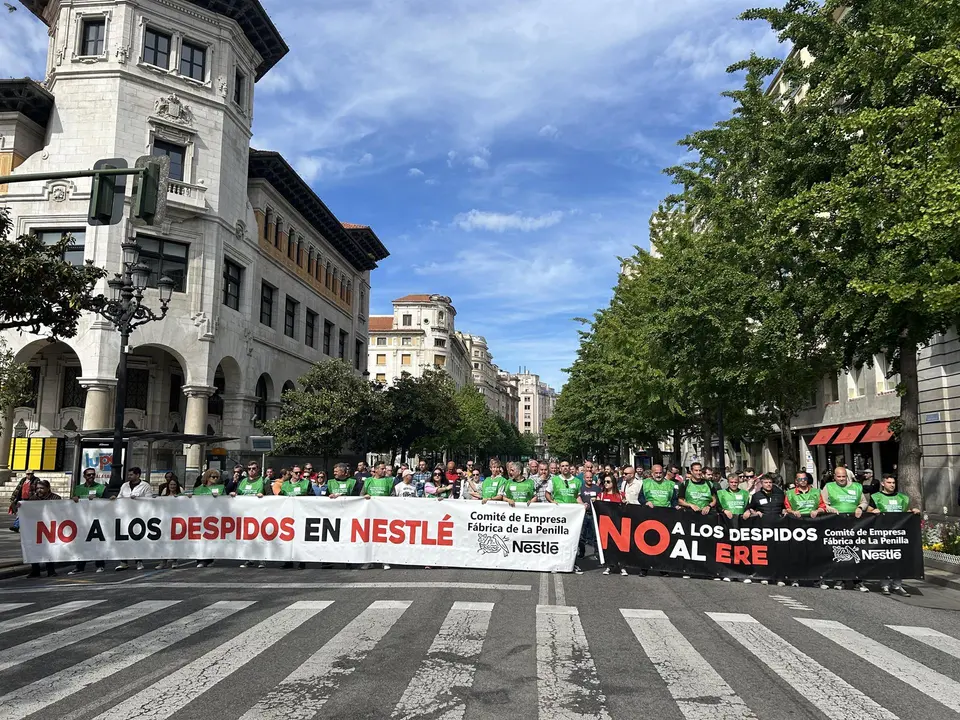 Los trabajadores de Nestlé se concentran frente a la Delegación contra el ERE. 