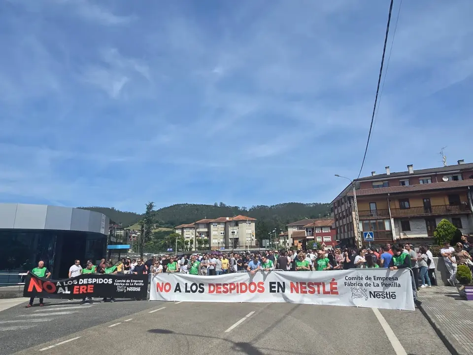 Nuevo apoyo total de la plantilla a los paros de Nestlé en La Penilla en el tercer día de negociación del ERE 