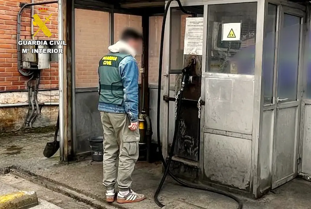 Equipo Roca de la Compañía de Torrelavega inspeccionando el surtidor desde donde se sustrajo el gasoil 