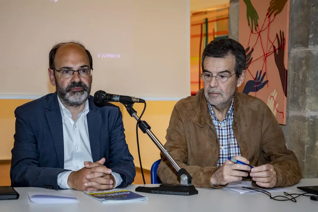 El secretario general del PSOE de Torrelavega, José Luis Urraca, y el portavoz de la Plataforma en Defensa de la Unión Europea en Cantabria, Ángel Agudo 