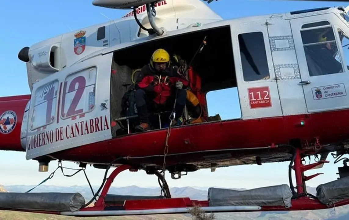 Archivo - Helic&oacute;ptero del Gobierno de Cantabria.-ARCHIVO