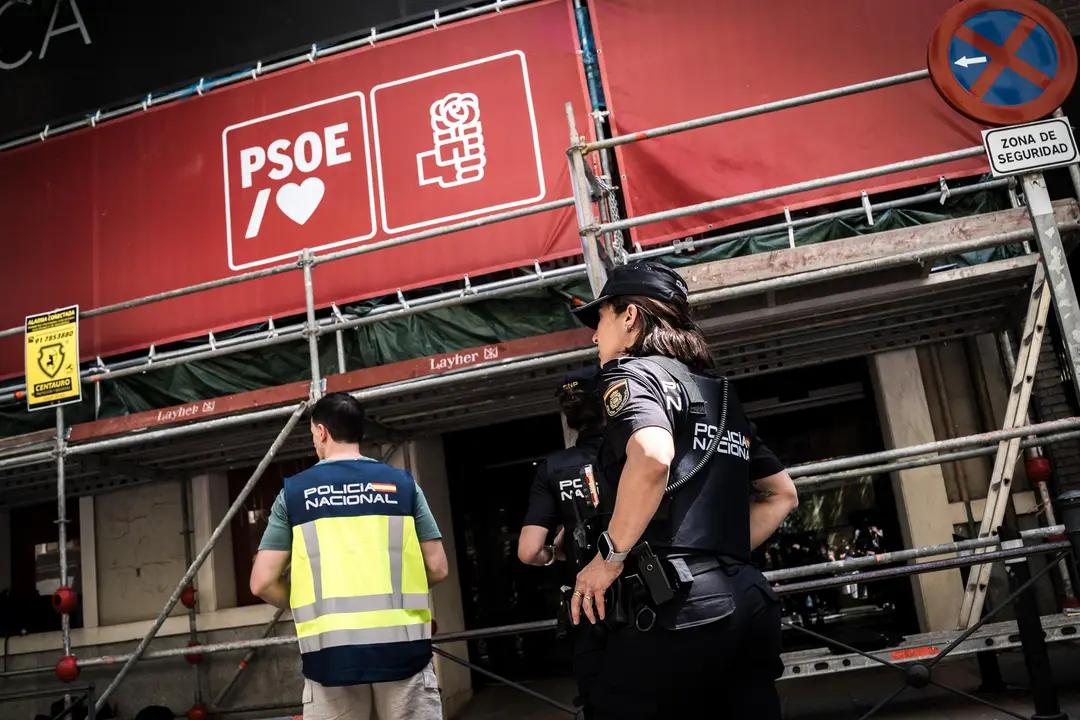 Agentes de la Policía Nacional en la sede nacional del PSOE en Ferraz, a 27 de mayo de 2026, en Madrid (España). 