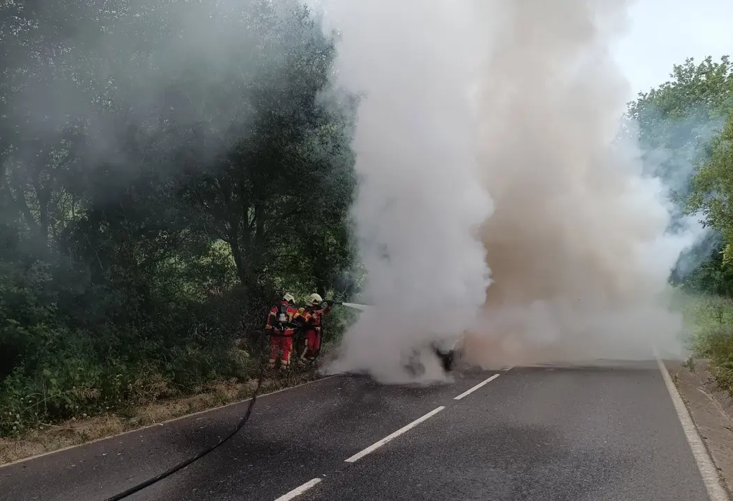 Un vehículo se incendia en Hazas de Cesto 