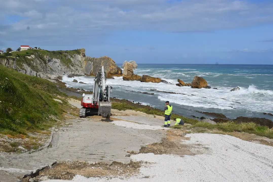 Obras de reparación en la playa de La Arnía. 