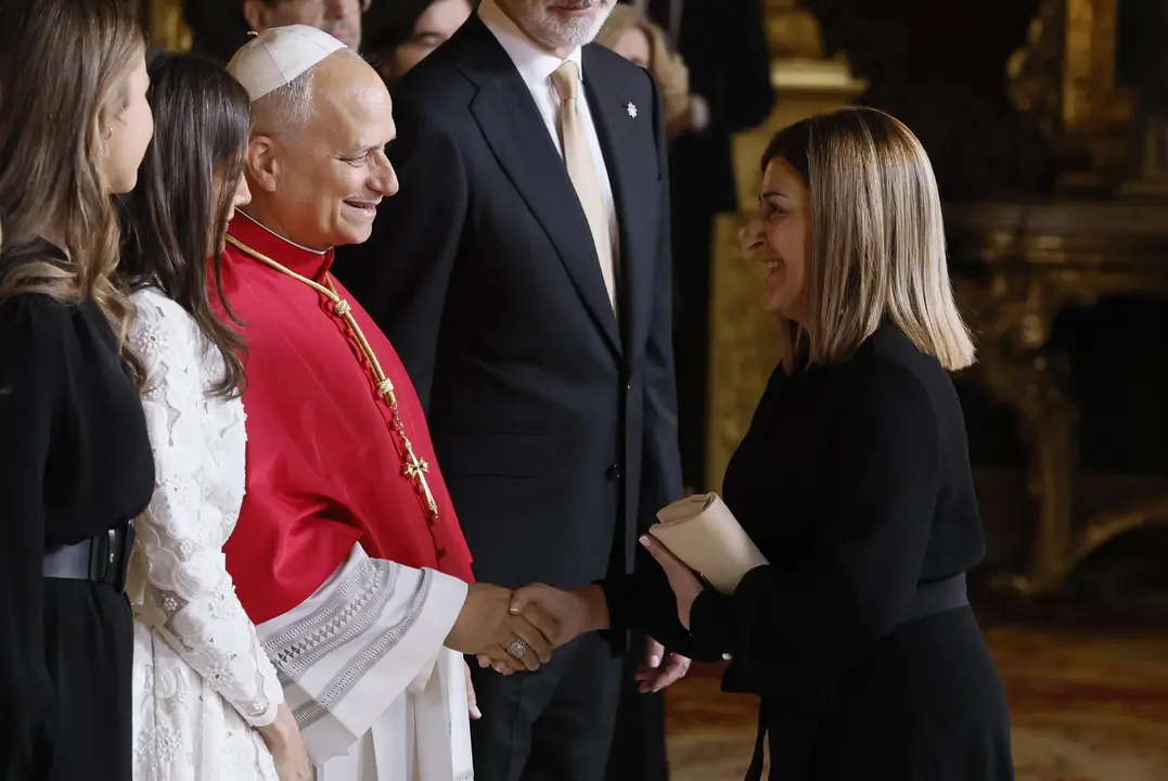 La presidenta de Cantabria, María José Sáenz de Buruaga (d), saluda al papa León XIV en presencia del rey Felipe VI, durante el tradicional besamanos que ha tenido lugar en el Salón del Trono del Palacio Real 