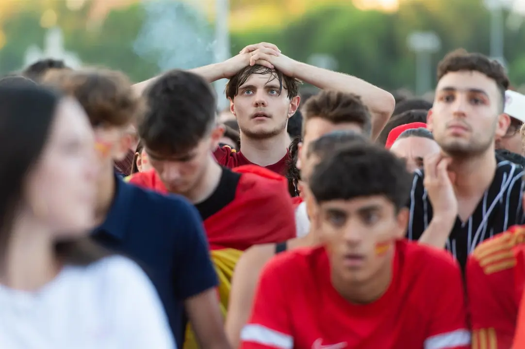 Archivo - Aficionados españoles presentacian la proyección de un partido de la selección española. Archivo 