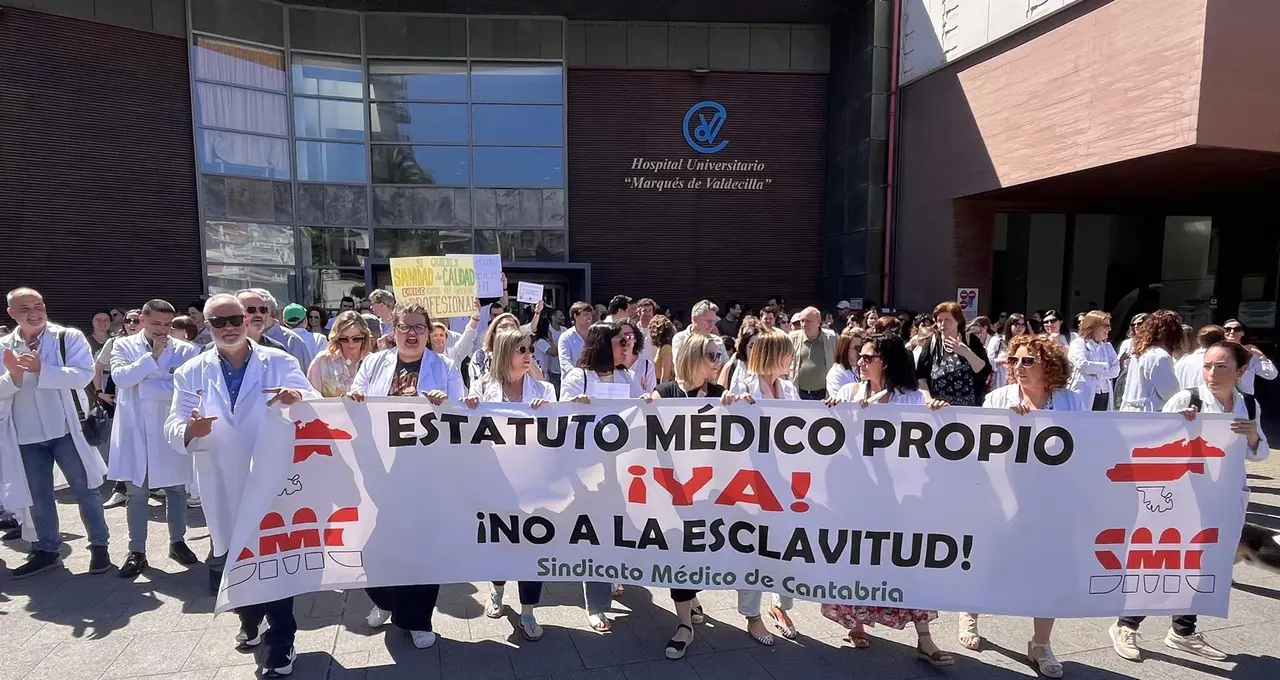 Concentración de médicos en Valdecilla el jueves, 21 de mayo, para reivindicar un Estatuto Marco propio para la profesión. Foto de archivo 