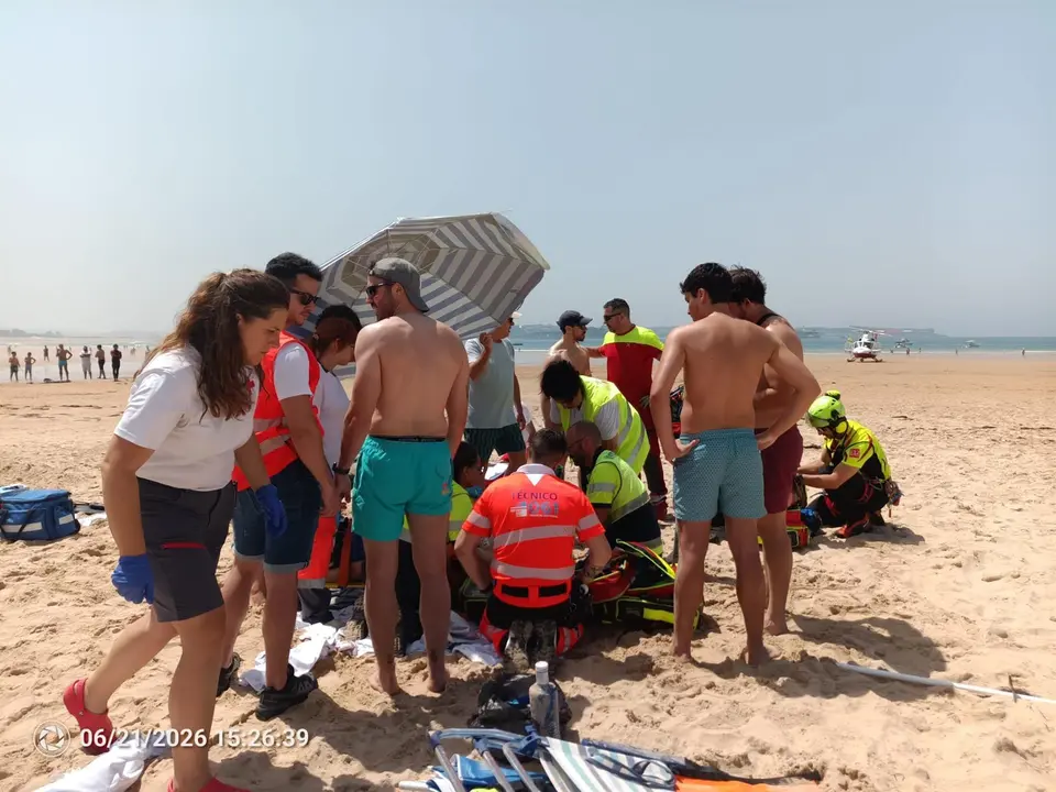 Imagen de la actuación de los socorristas en la playa de Loredo 