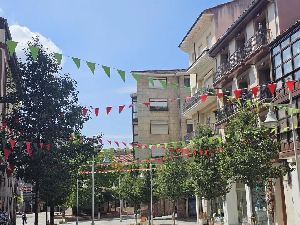 Instalación de banderines en Torrelavega