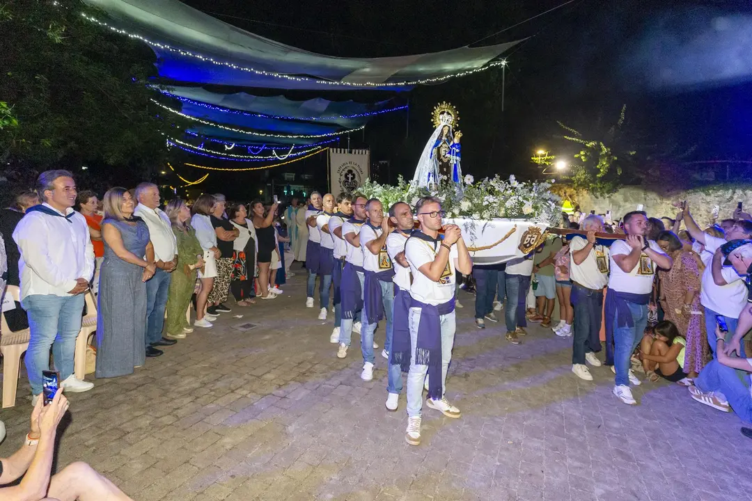 La presidenta de Cantabria, María José Sáenz de Buruaga, en la procesión del Carmen de Revilla de Camargo 
