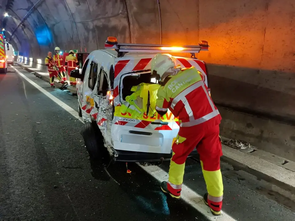 Imagen del vehículo de mantenimiento de carreteras tras el accidente 
