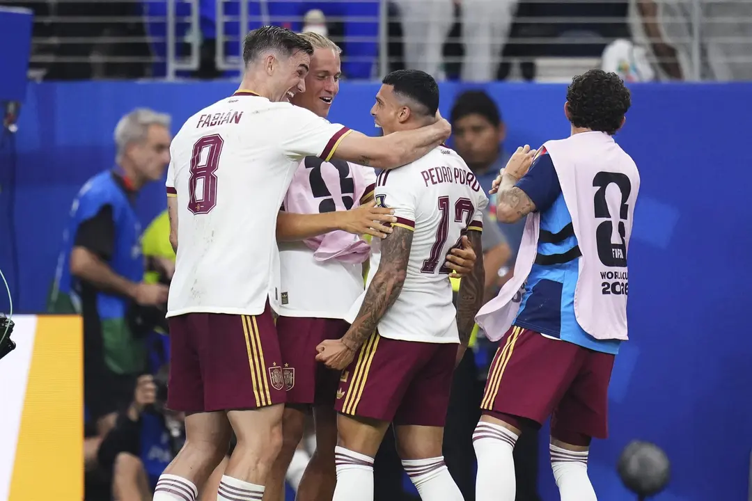 La selección española de fútbol celebrando un gol.