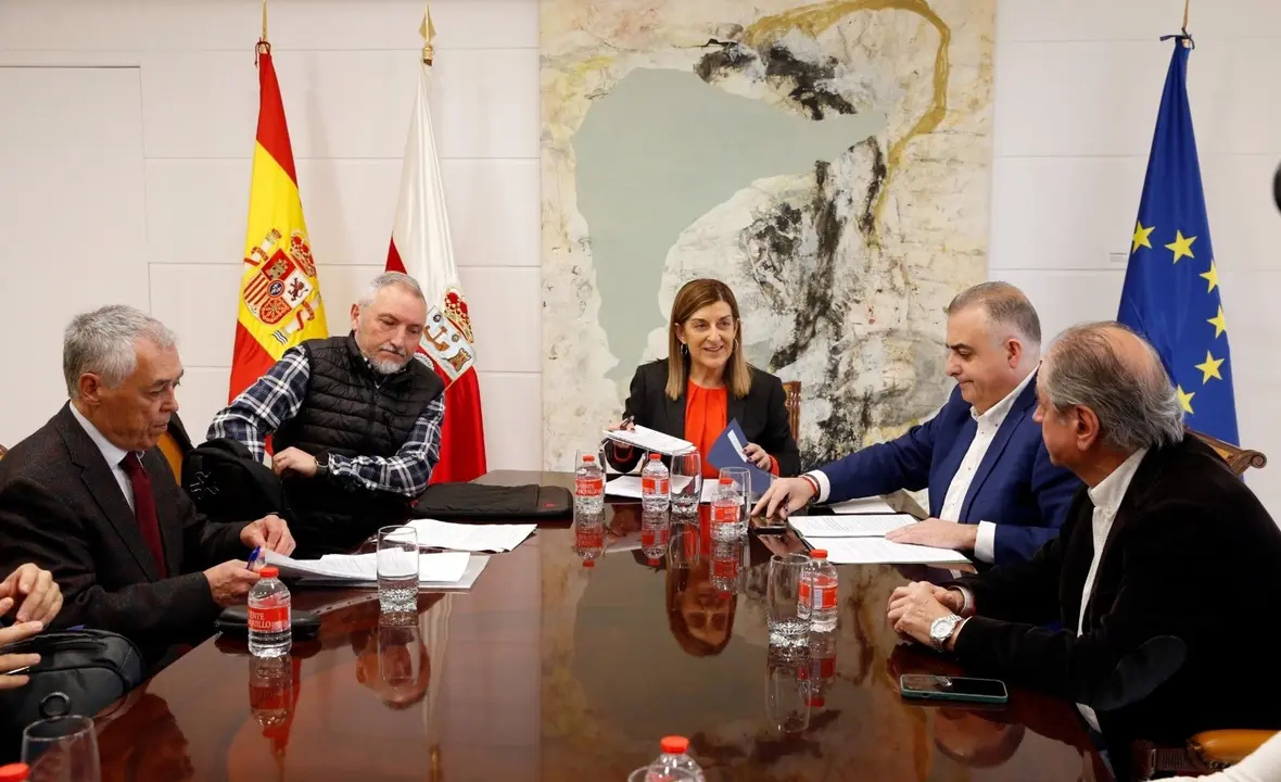 Imagen de archivo de una reunión de la presidenta Buruaga con representantes de AMA.