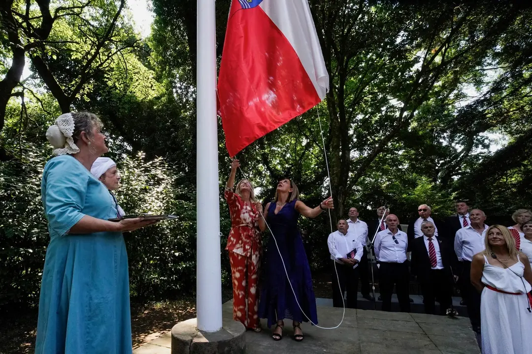 Buruaga y González Revuelta izan la bandera de Cantabria en Puente San Miguel 