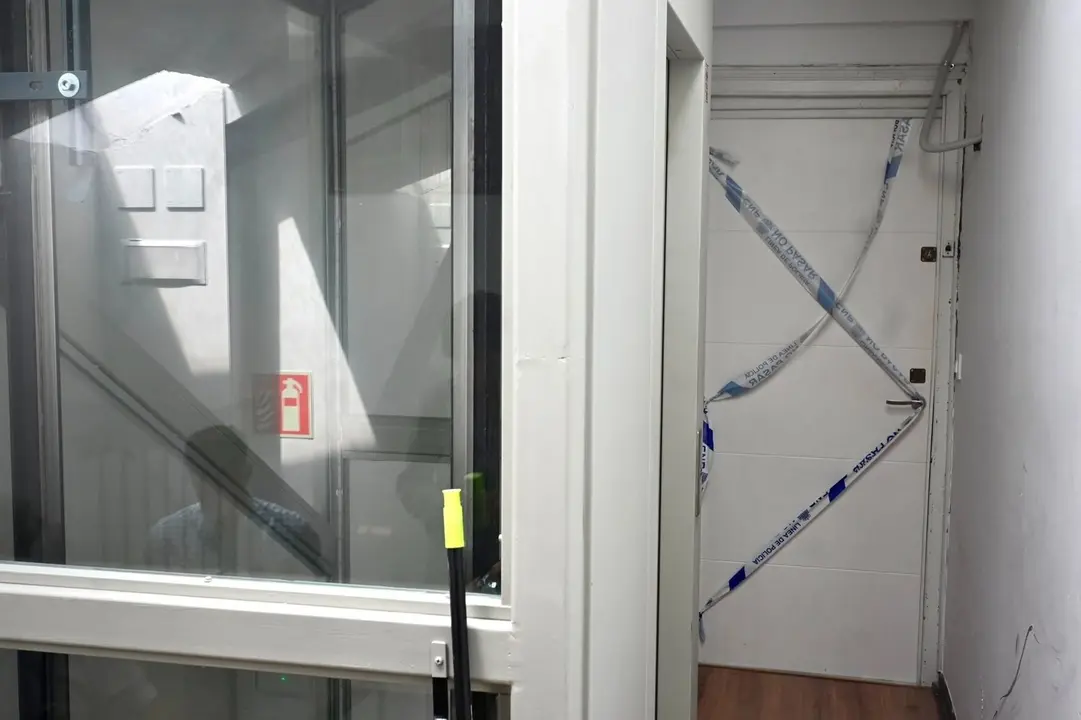Puerta del piso de la calle Perines donde se ha producido la agresión y muerte de una mujer de 27 años preuntamente a manos de su pareja de 39. El hombre ha llamado a la Policía, ha confesado los hechos y ha quedado detenido 