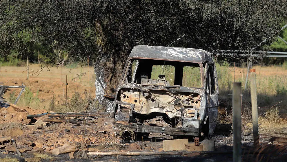 Un vehículo calcinado tras un incendio forestal, a 31 de julio de 2026, en Veguellina, León, Castilla y León (España) 
