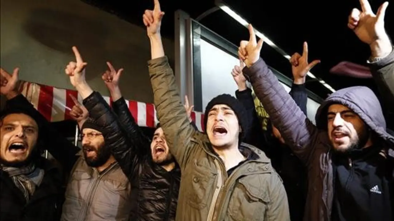 Varios manifestantes gritan consignas contra el diario "Cumhuriyet", que reprodujo cuatro p&aacute;ginas de vi&ntilde;etas del n&uacute;mero del "Charlie Hebdo", hoy, mi&eacute;rcoles 14 de enero de 2015, cerca a la sede del peri&oacute;dico en Estambul (Turqu&iacute;a). EFE