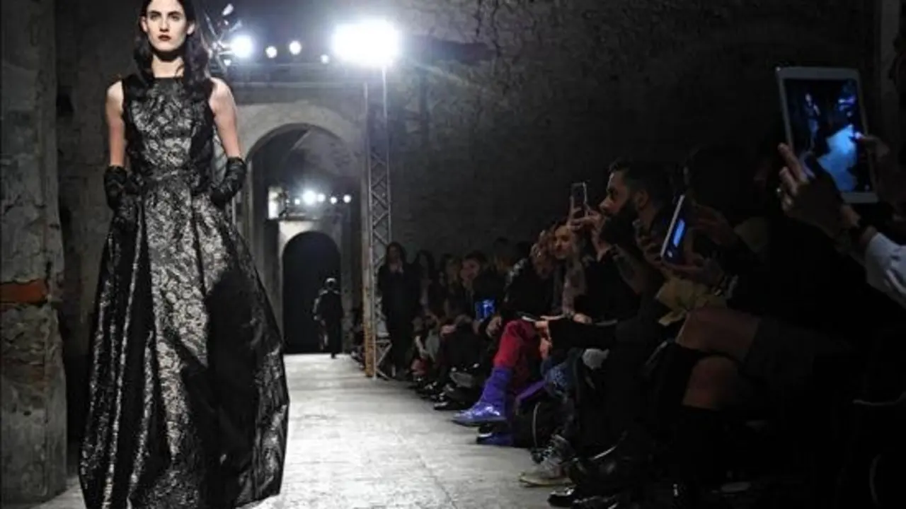 Una modelo presenta una creaci&oacute;n de la firma Messagerie durante la 87 edici&oacute;n de la feria Pitti Immagine Uomo, en la Fortezza da Basso, en Florencia, Italia, hoy, mi&eacute;rcoles 14 de enero de 2015. Este sal&oacute;n internacional de moda masculina cerrar&aacute; sus puertas el pr&oacute;ximo 16 de enero. EFE