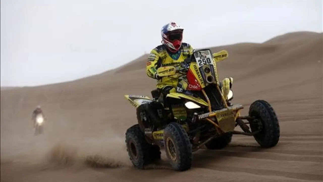 El piloto chileno Ignacio Casale del equipo Tamarugal en acci&oacute;n durante la novena etapa del Rally Dakar, este martes 13 de enero de 2015, entre las localidades de Iquique y Calama (Chile). EFE