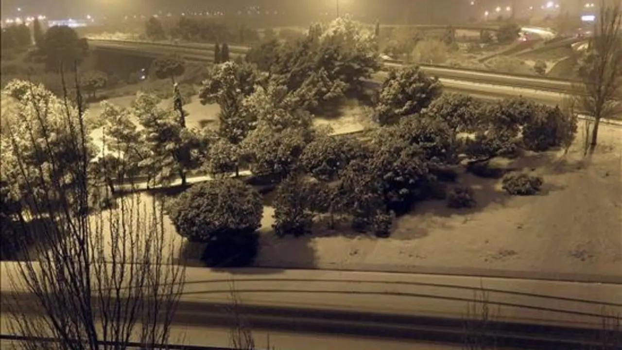 Aspecto del madrile&ntilde;o Nudo de Manoteras, tras la nevada caida esta noche en la capital de Espa&ntilde;a. EFE 
