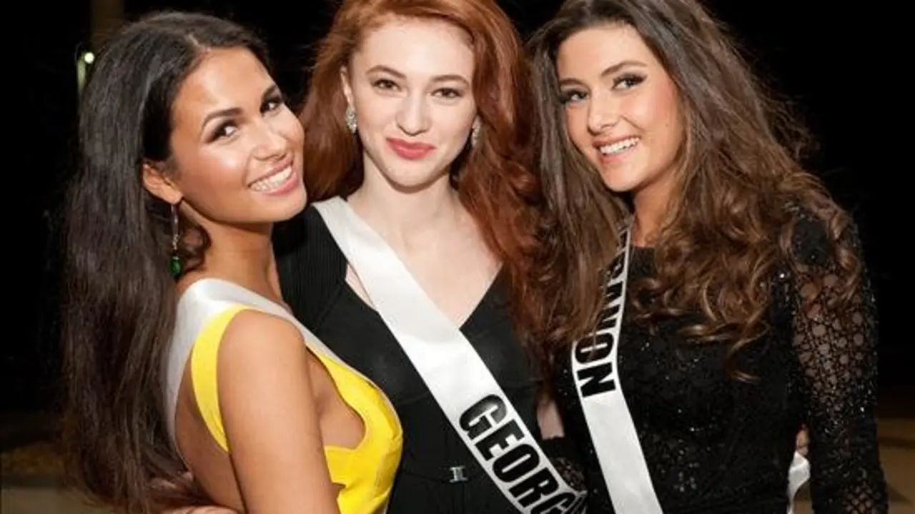 Fotograf&iacute;a cedida por la organizaci&oacute;n Miss Universo en la que se registr&oacute; a las representantes de B&eacute;lgica, Anissa Blondin, de Georgia, Ana Zubashvili (c), y de L&iacute;bano, Saly Greige (d), en Miami, (Florida, EE.UU.). EFE