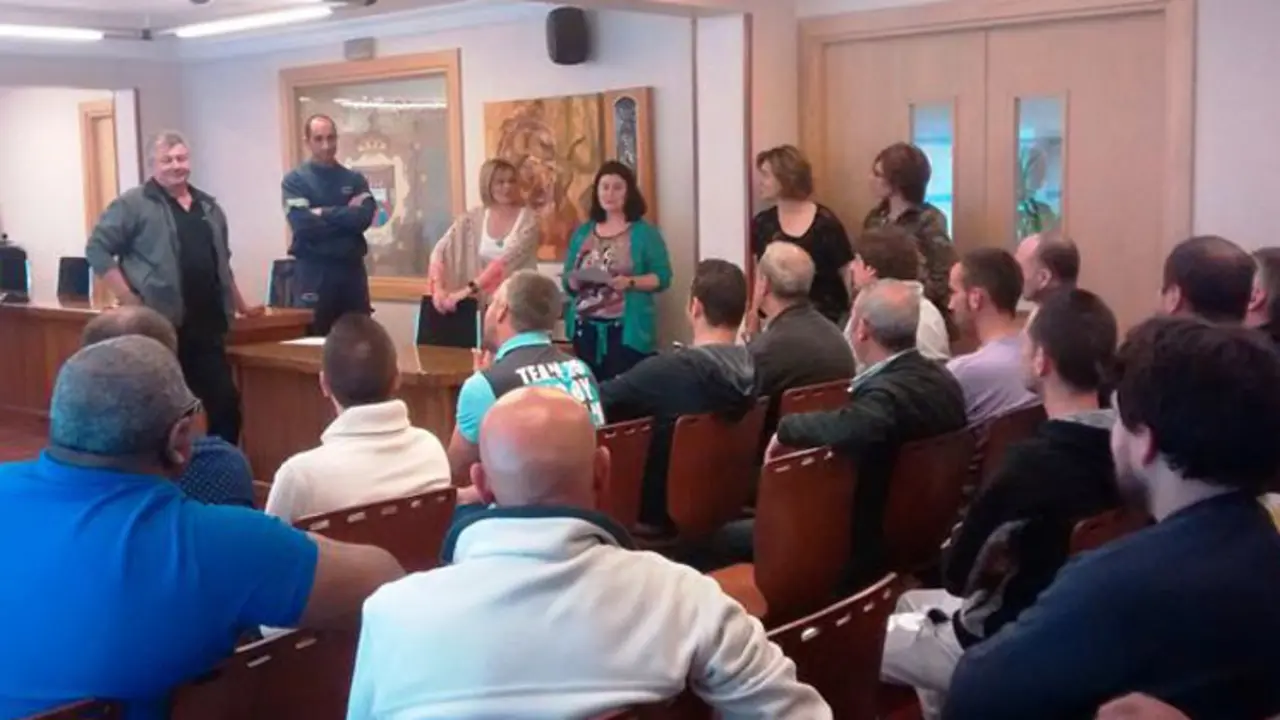 La alcaldesa de Pi&eacute;lagos, junto a la concejala de empleo, han recibido hoy a las 28 nuevas incorporaciones del ayuntamiento