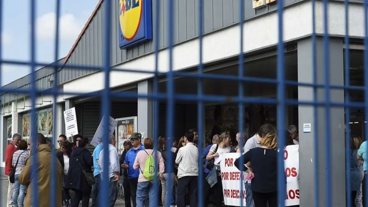 El presidente del comit&eacute; de empresa, ha advertido que, de no llegar este viernes, 3 de junio, a un acuerdo con la direcci&oacute;n en el ORECLA, los trabajadores mantendr&aacute;n sus protestas y no descarta que pueda iniciarse una huelga en las tiendas de Cantabria.