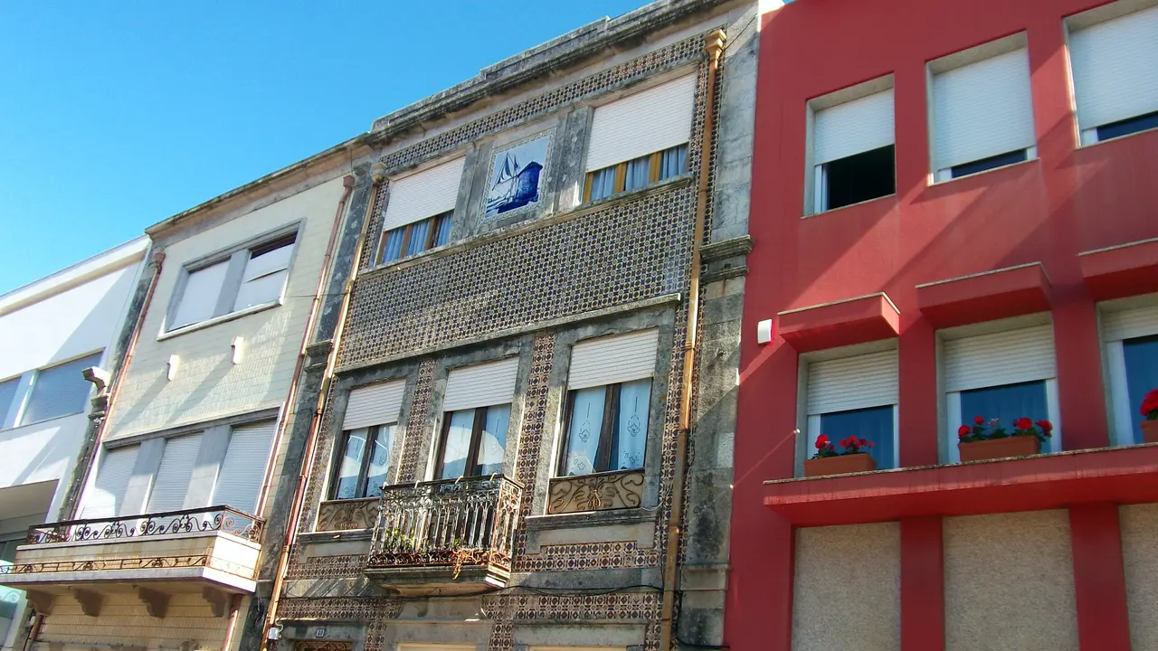 Fachadas_azulejo_com_painel_povoa_varzim