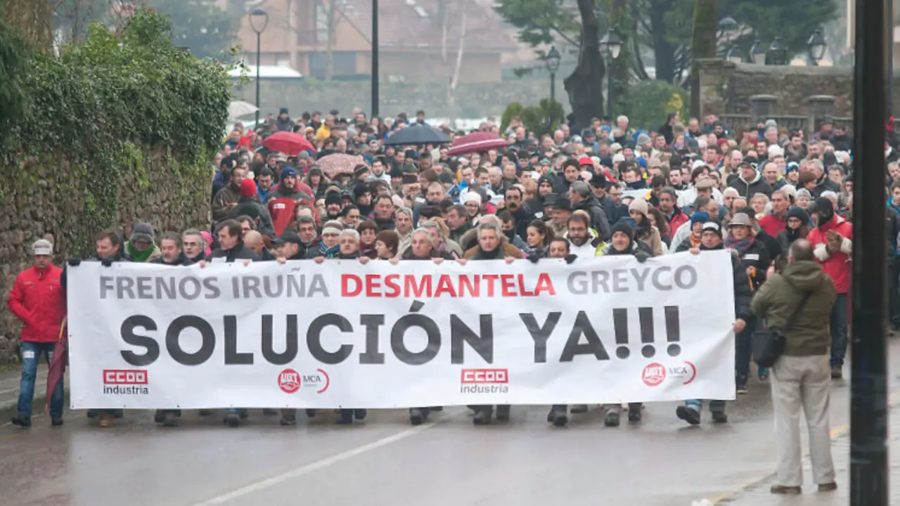 Manifestaci&oacute;n de los trabajadores en Los Corrales de Buelna