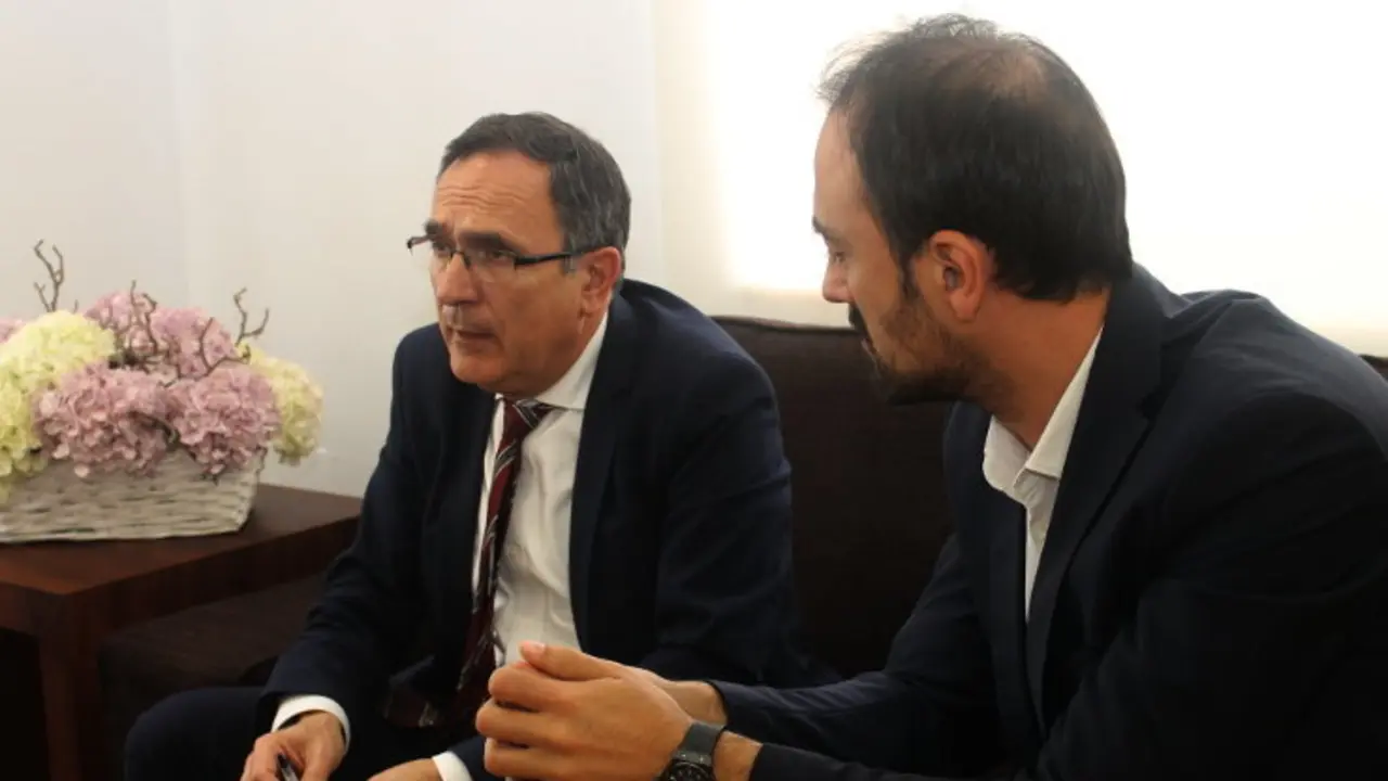 El alcalde de Torrelavega, Jos&eacute; Manuel Cruz Viadero, y el primer teniente de alcalde, Javier L&oacute;pez Estrada