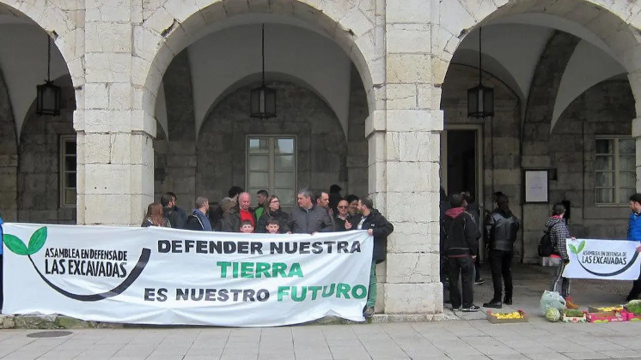 Acto de protesta contra las Excavadas ante el Parlamento de Cantabria
